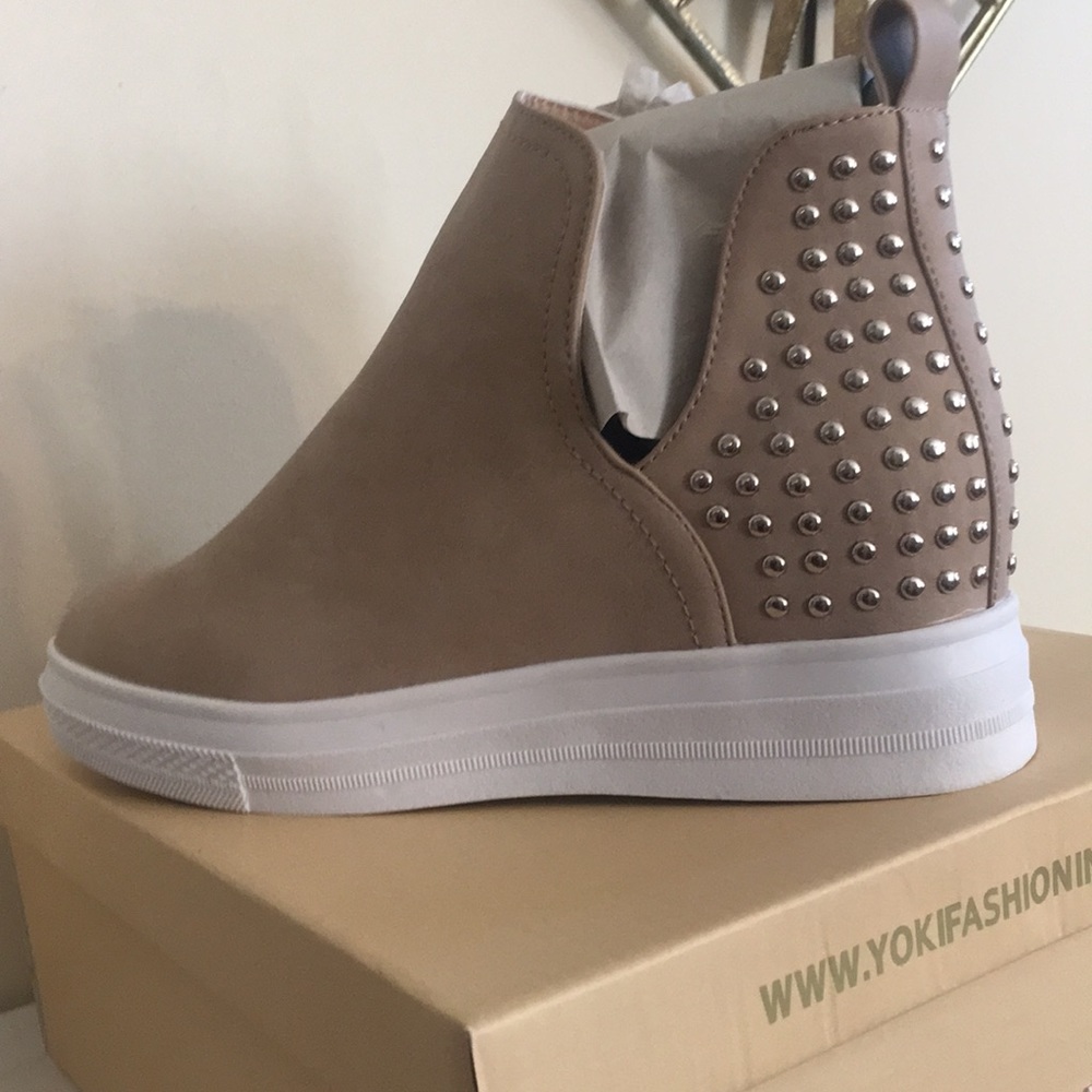 BNWT Cute bootie with studs!!